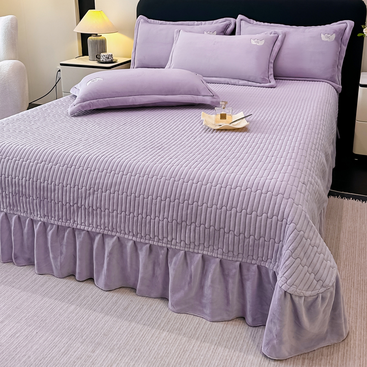 91家纺网 家纺一手货源 找家纺 富米莱（原臻工厂） 2025新款高克重高端刺绣牛奶绒天鹅之恋床盖床单四件套 绒天鹅之恋-杏紫