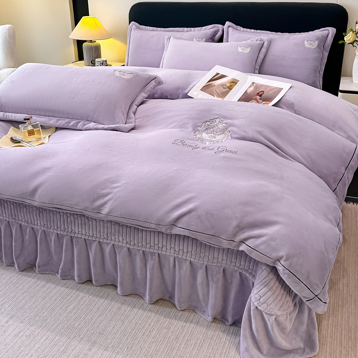 91家纺网 家纺一手货源 找家纺 富米莱（原臻工厂） 2025新款高克重高端刺绣牛奶绒天鹅之恋床盖床单四件套 绒天鹅之恋-杏紫