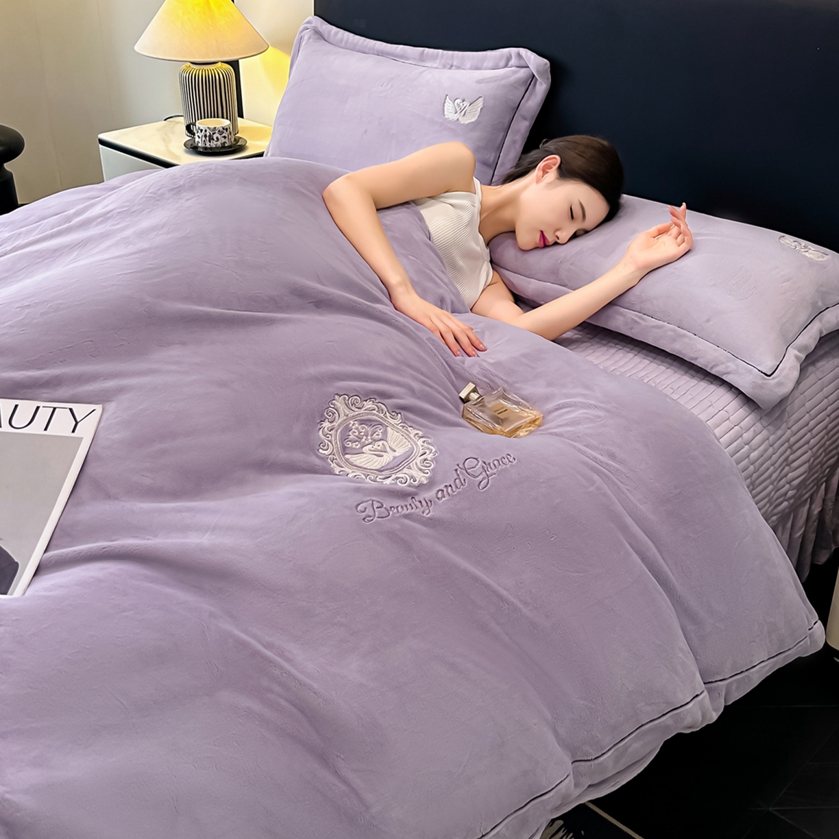 91家纺网 家纺一手货源 找家纺 富米莱（原臻工厂） 2025新款高克重高端刺绣牛奶绒天鹅之恋床盖床单四件套 绒天鹅之恋-杏紫