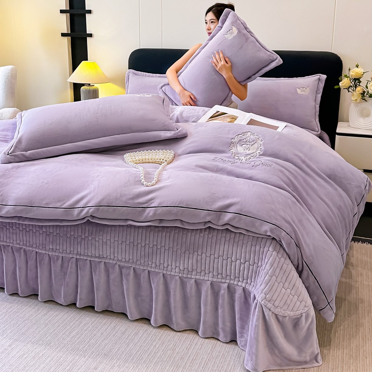 91家纺网 家纺一手货源 找家纺 富米莱（原臻工厂） 2025新款高克重高端刺绣牛奶绒天鹅之恋床盖床单四件套 绒天鹅之恋-杏紫