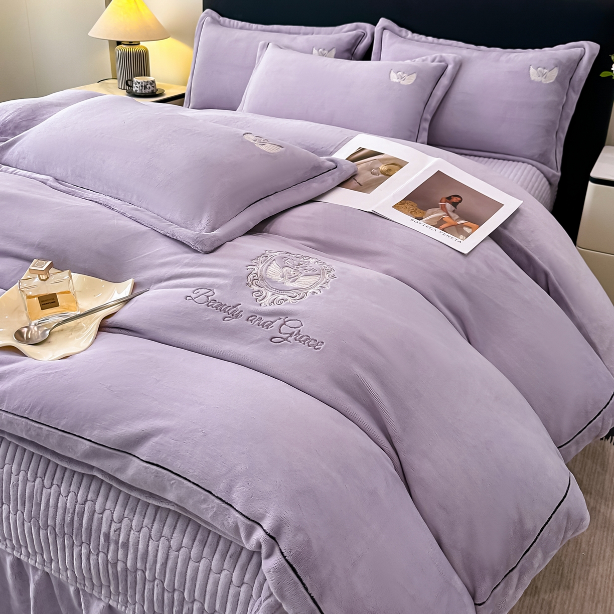 91家纺网 家纺一手货源 找家纺 富米莱（原臻工厂） 2025新款高克重高端刺绣牛奶绒天鹅之恋床盖床单四件套 绒天鹅之恋-杏紫