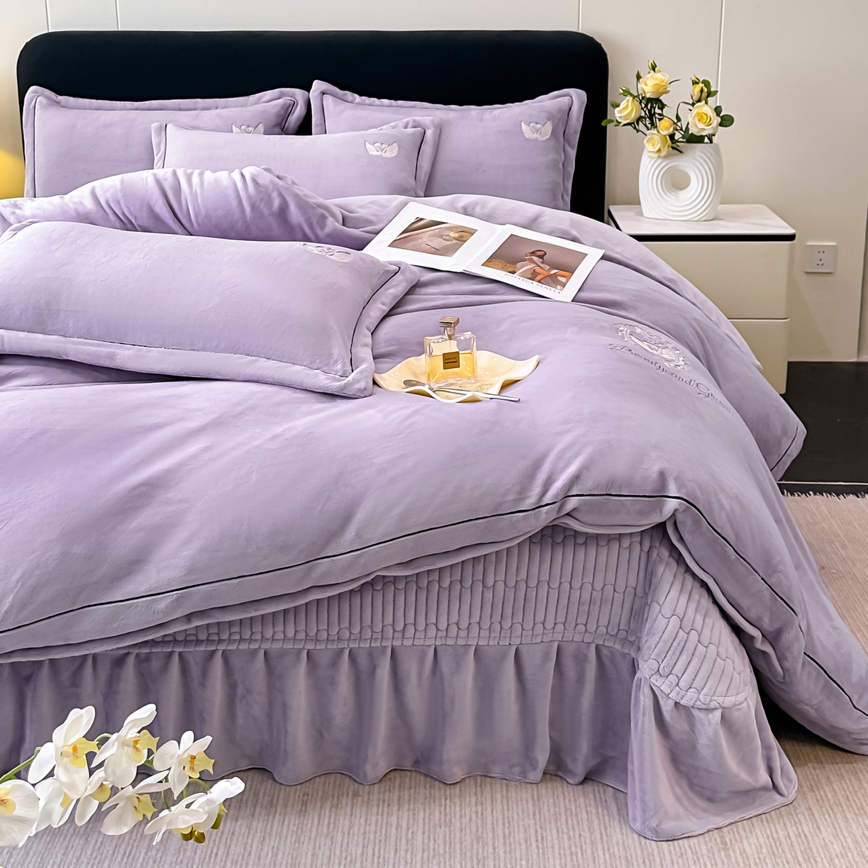 91家纺网 家纺一手货源 找家纺 富米莱（原臻工厂） 2025新款高克重高端刺绣牛奶绒天鹅之恋床盖床单四件套 绒天鹅之恋-杏紫