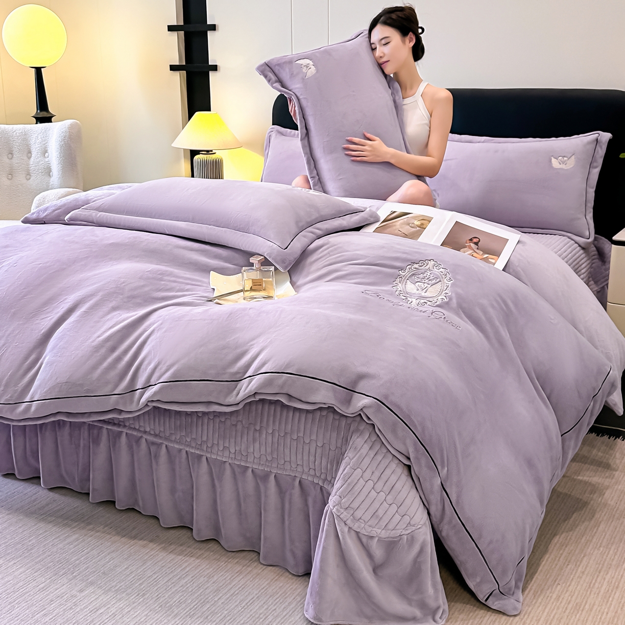 91家纺网 家纺一手货源 找家纺 富米莱（原臻工厂） 2025新款高克重高端刺绣牛奶绒天鹅之恋床盖床单四件套 绒天鹅之恋-杏紫