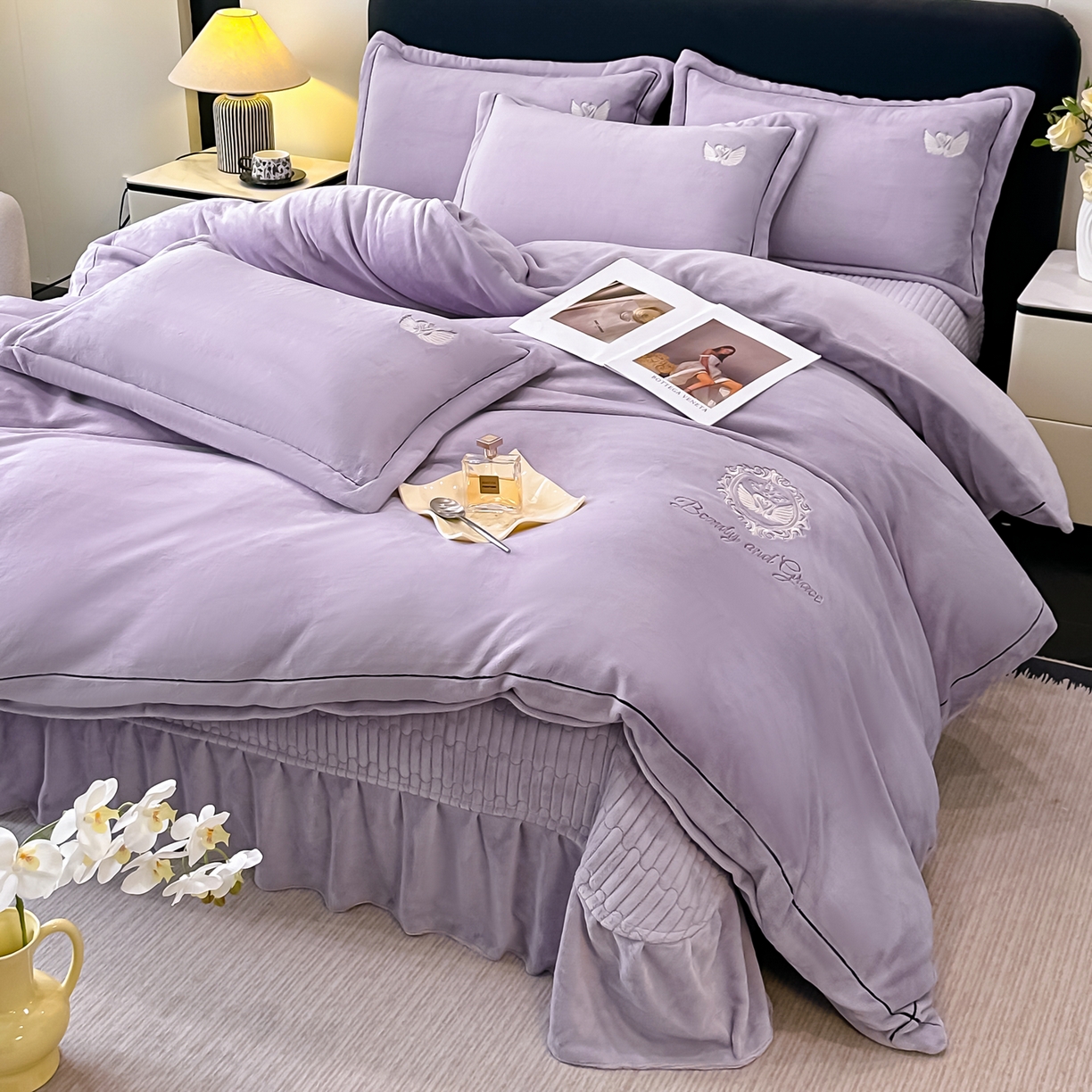 91家纺网 家纺一手货源 找家纺 富米莱（原臻工厂） 2025新款高克重高端刺绣牛奶绒天鹅之恋床盖床单四件套 绒天鹅之恋-杏紫