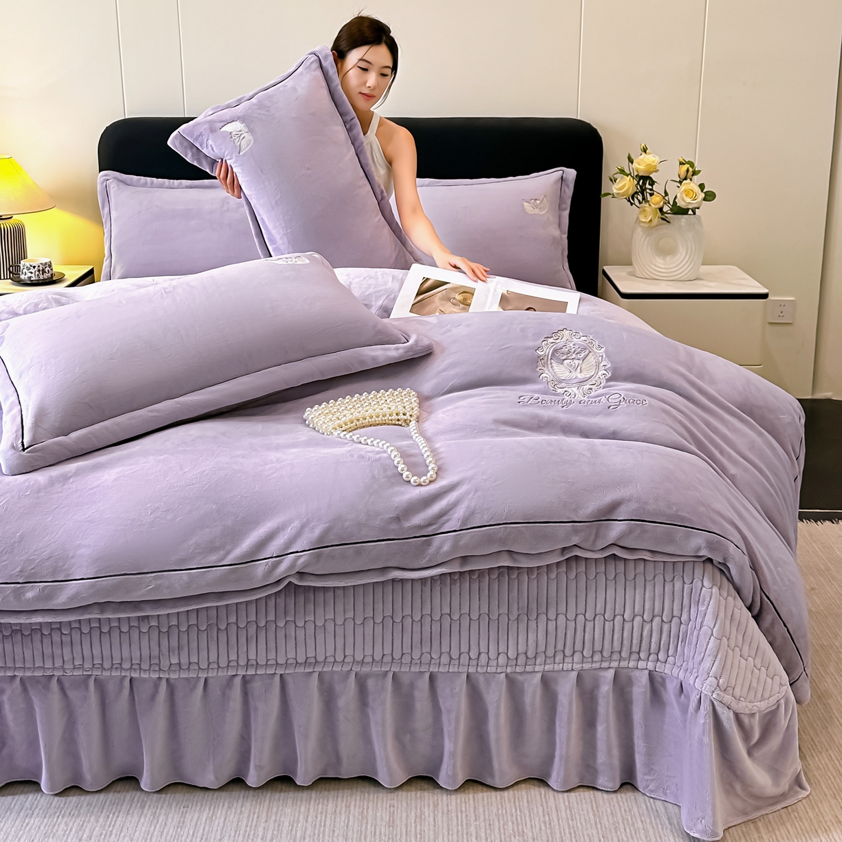 91家纺网 家纺一手货源 找家纺 富米莱（原臻工厂） 2025新款高克重高端刺绣牛奶绒天鹅之恋床盖床单四件套 绒天鹅之恋-杏紫