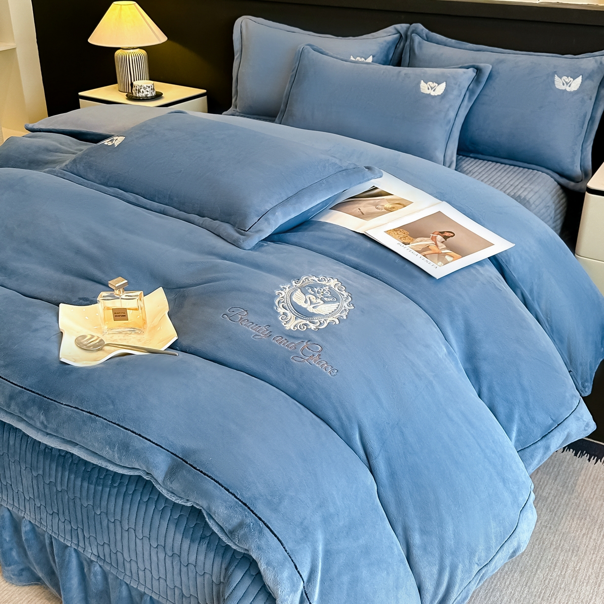 91家纺网 家纺一手货源 找家纺 （总）富米莱（原臻工厂） 2025新款高克重高端刺绣牛奶绒天鹅之恋床盖床单四件套