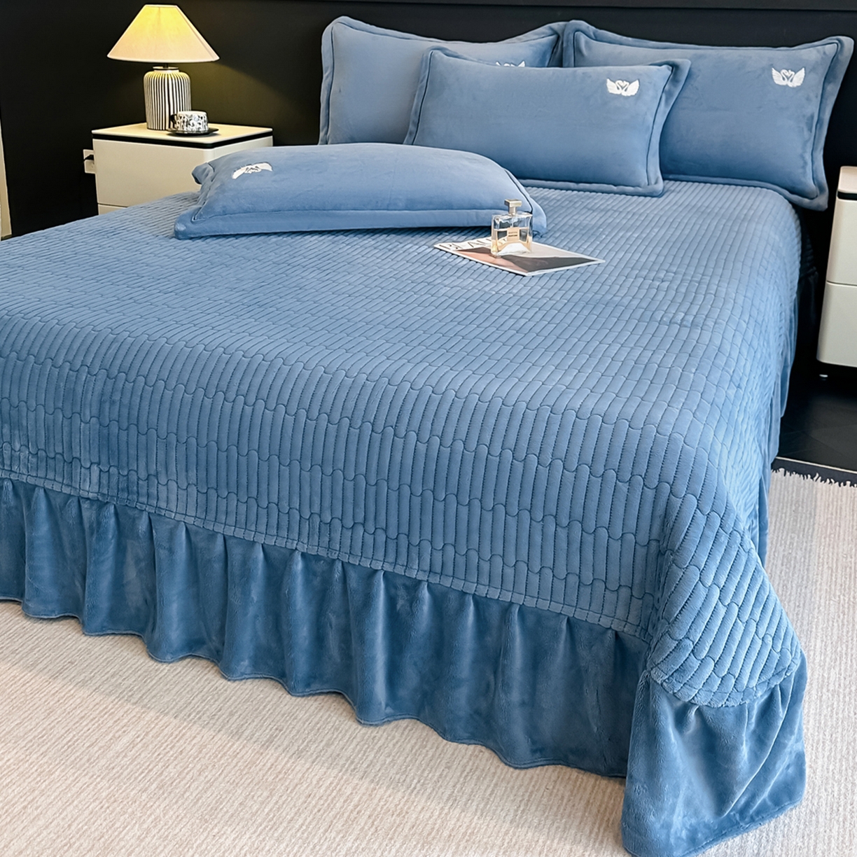 91家纺网 家纺一手货源 找家纺 （总）富米莱（原臻工厂） 2025新款高克重高端刺绣牛奶绒天鹅之恋床盖床单四件套