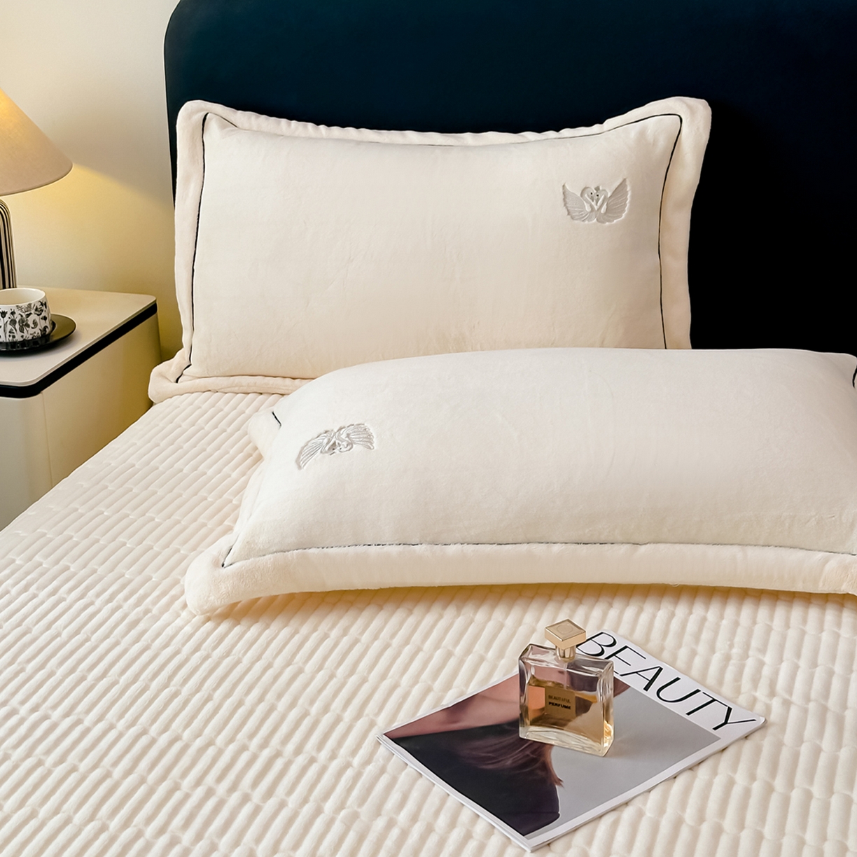 91家纺网 家纺一手货源 找家纺 富米莱（原臻工厂） 2025新款高克重高端刺绣牛奶绒天鹅之恋床盖床单四件套 绒天鹅之恋-奶昔白