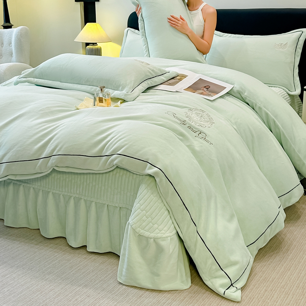 91家纺网 家纺一手货源 找家纺 （总）富米莱（原臻工厂） 2025新款高克重高端刺绣牛奶绒天鹅之恋床盖床单四件套