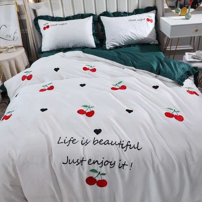 91家纺网 家纺一手货源 找家纺 晶缦家纺 2025新款韩版纯棉60支全棉贡缎长绒棉绣花四件套 彤彤樱桃-猫眼绿