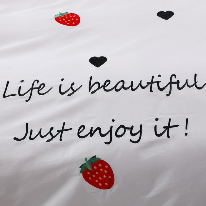 91家纺网 家纺一手货源 找家纺 晶缦家纺 2025新款韩版纯棉60支全棉贡缎长绒棉绣花四件套 夕夕草莓-宝石蓝