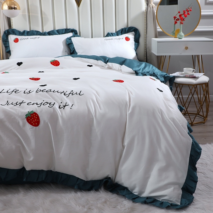 91家纺网 家纺一手货源 找家纺 晶缦家纺 2025新款韩版纯棉60支全棉贡缎长绒棉绣花四件套 夕夕草莓-宝石蓝