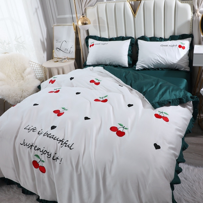 91家纺网 家纺一手货源 找家纺 晶缦家纺 2025新款韩版纯棉60支全棉贡缎长绒棉绣花四件套 彤彤樱桃-猫眼绿