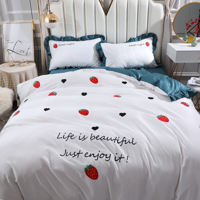 91家纺网 家纺一手货源 找家纺 晶缦家纺 2025新款韩版纯棉60支全棉贡缎长绒棉绣花四件套 夕夕草莓-宝石蓝