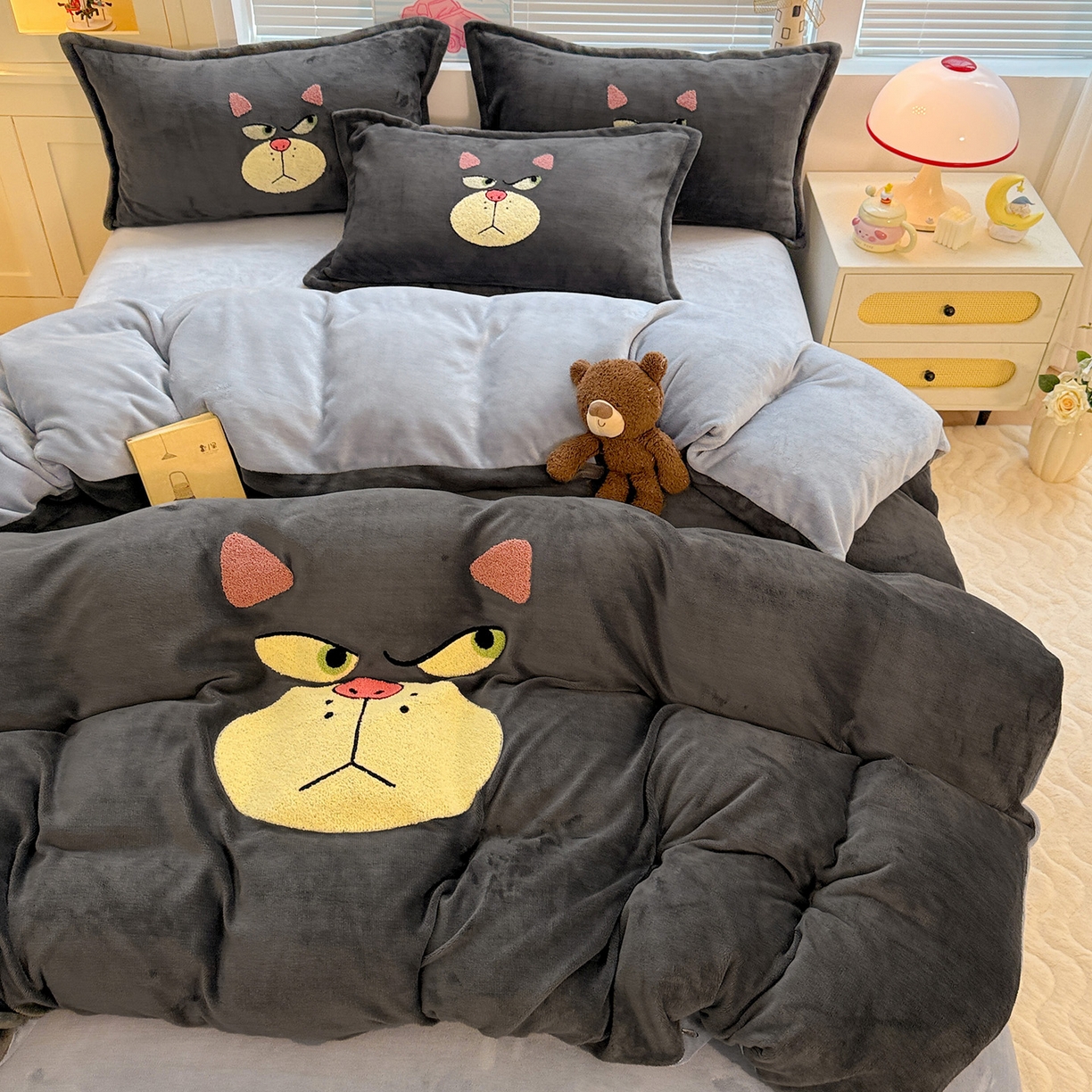 91家纺网 家纺一手货源 找家纺 （总）KT猫直营店 2025新款高克重大版毛巾绣牛奶绒卡通四件套