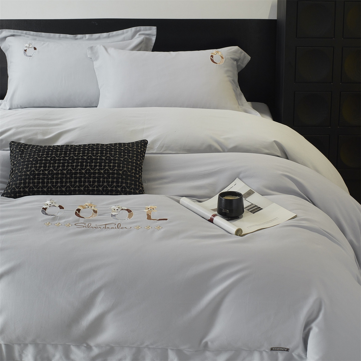 91家纺网 家纺一手货源 找家纺 鼎飞家纺 2025新款全棉磨毛刺绣四件套系列-梵 梵-雅灰