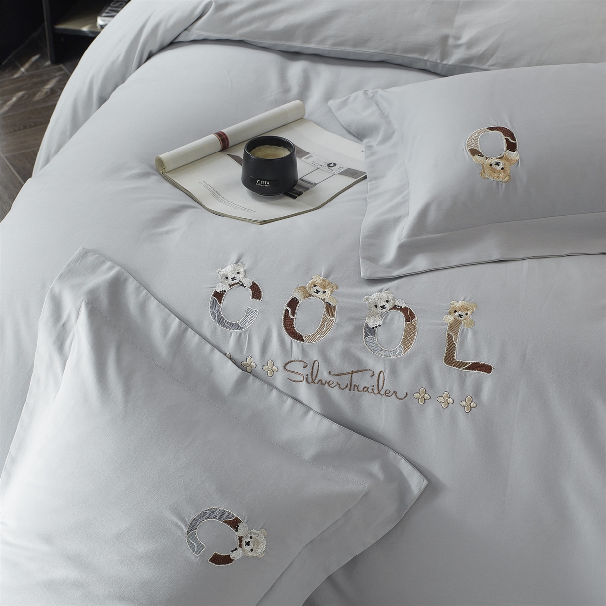 91家纺网 家纺一手货源 找家纺 鼎飞家纺 2025新款全棉磨毛刺绣四件套系列-梵 梵-雅灰