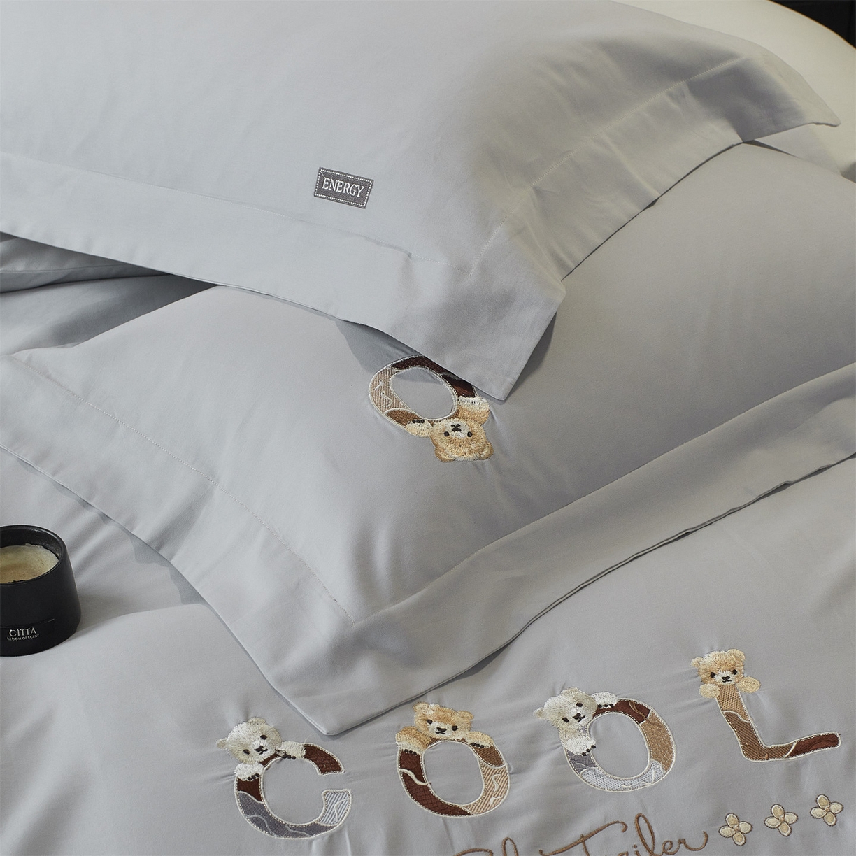 91家纺网 家纺一手货源 找家纺 鼎飞家纺 2025新款全棉磨毛刺绣四件套系列-梵 梵-雅灰