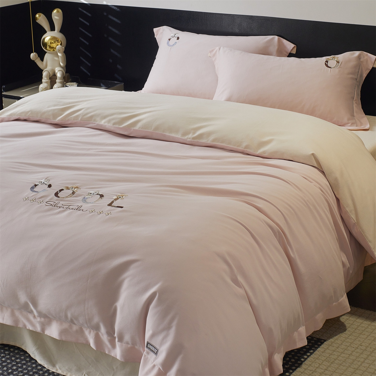 91家纺网 家纺一手货源 找家纺 鼎飞家纺 2025新款全棉磨毛刺绣四件套系列-梵 梵-蕊粉