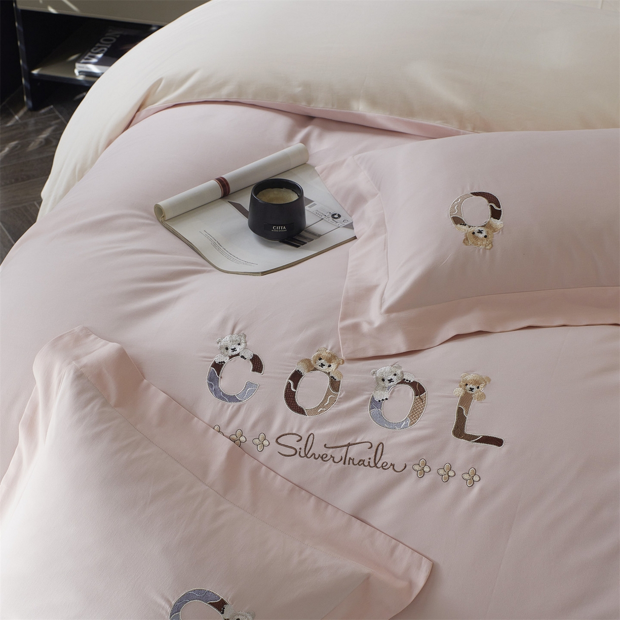 91家纺网 家纺一手货源 找家纺 鼎飞家纺 2025新款全棉磨毛刺绣四件套系列-梵 梵-蕊粉