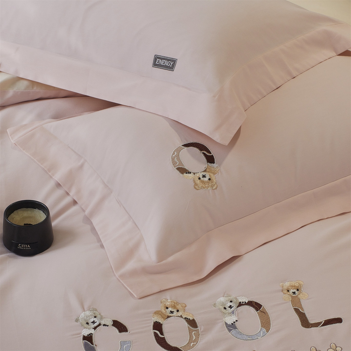 91家纺网 家纺一手货源 找家纺 鼎飞家纺 2025新款全棉磨毛刺绣四件套系列-梵 梵-蕊粉