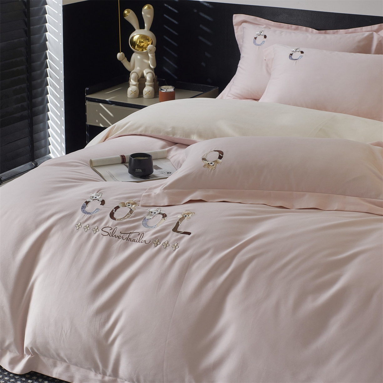 91家纺网 家纺一手货源 找家纺 鼎飞家纺 2025新款全棉磨毛刺绣四件套系列-梵 梵-蕊粉