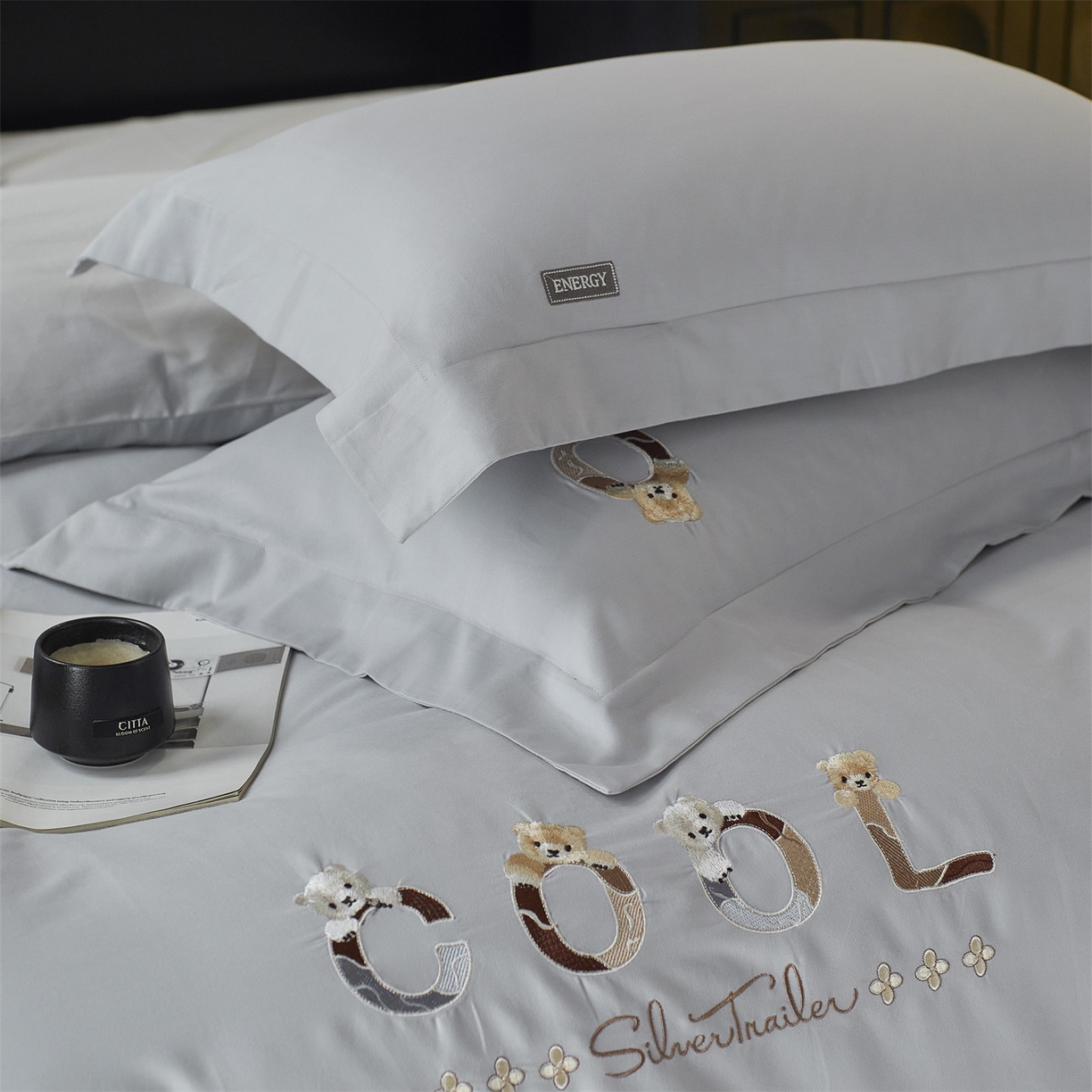 91家纺网 家纺一手货源 找家纺 鼎飞家纺 2025新款全棉磨毛刺绣四件套系列-梵 梵-雅灰