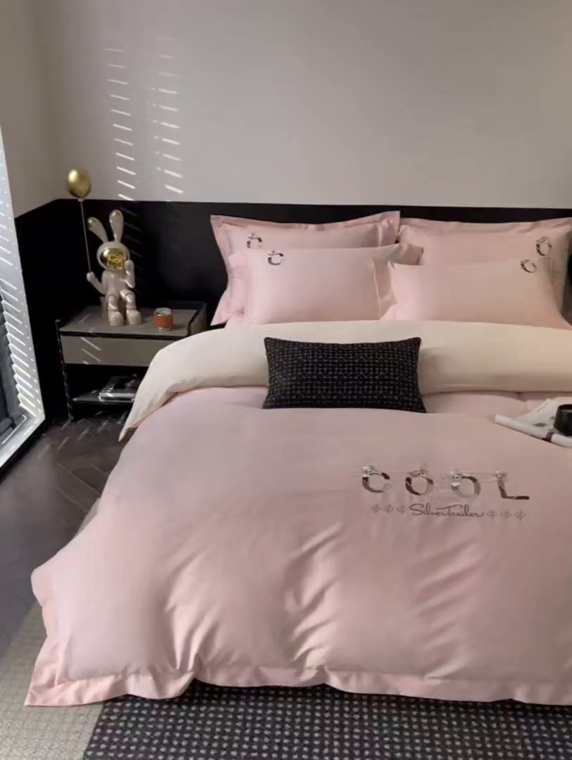 91家纺网 家纺一手货源 找家纺 鼎飞家纺 2025新款全棉磨毛刺绣四件套系列-梵 梵-蕊粉