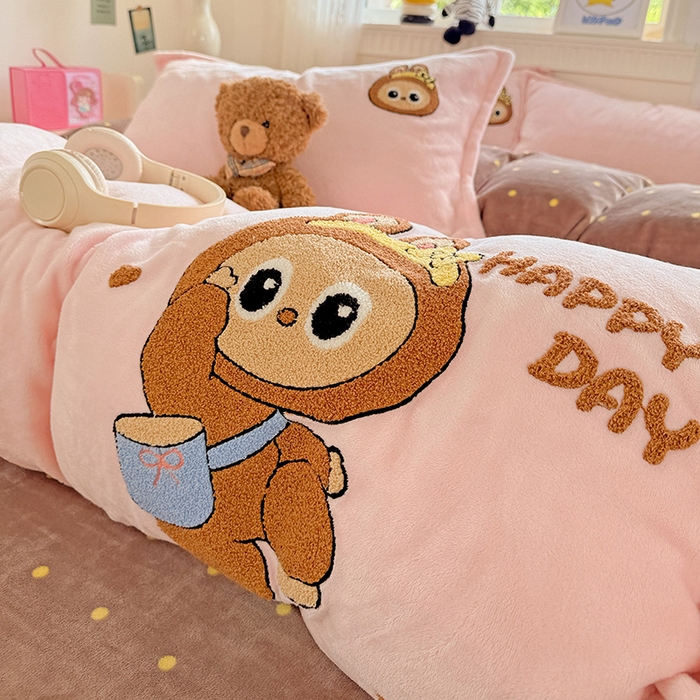 91家纺网 家纺一手货源 找家纺 KT猫直营店 2025新款高克重大毛巾绣牛奶绒卡通四件套 爱心布布