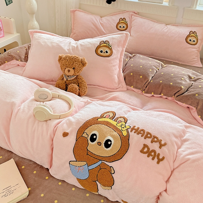 91家纺网 家纺一手货源 找家纺 KT猫直营店 2025新款高克重大毛巾绣牛奶绒卡通四件套 爱心布布