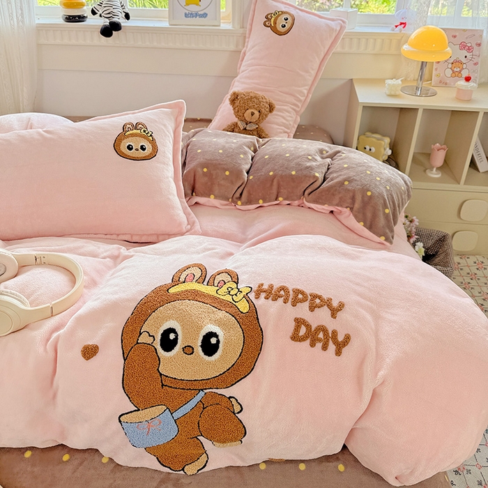 91家纺网 家纺一手货源 找家纺 KT猫直营店 2025新款高克重大毛巾绣牛奶绒卡通四件套 爱心布布