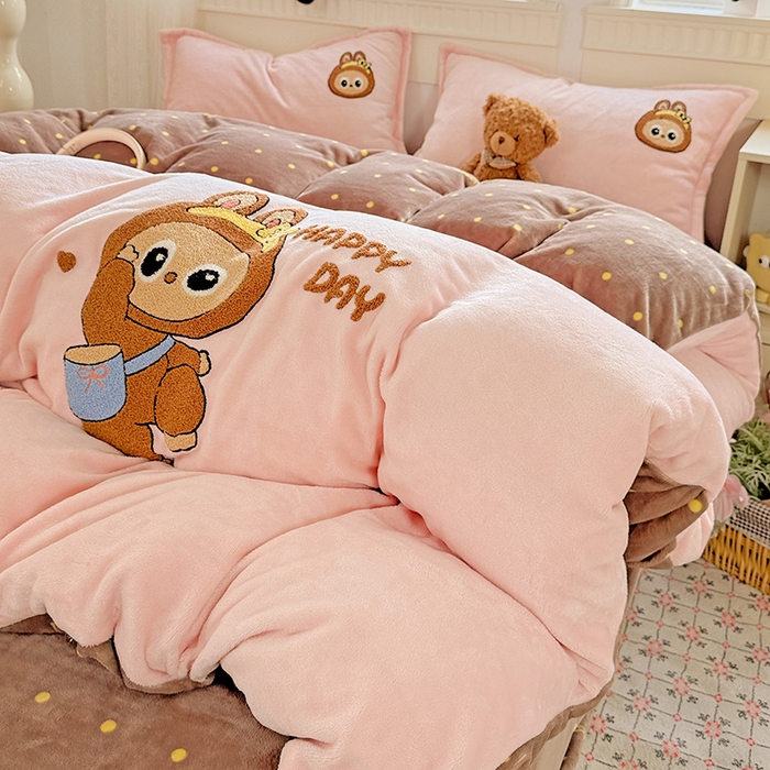 91家纺网 家纺一手货源 找家纺 KT猫直营店 2025新款高克重大毛巾绣牛奶绒卡通四件套 爱心布布