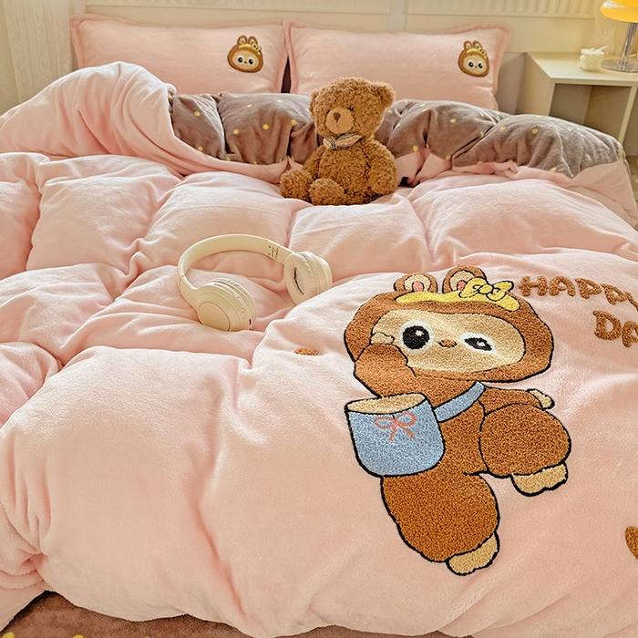 91家纺网 家纺一手货源 找家纺 KT猫直营店 2025新款高克重大毛巾绣牛奶绒卡通四件套 爱心布布