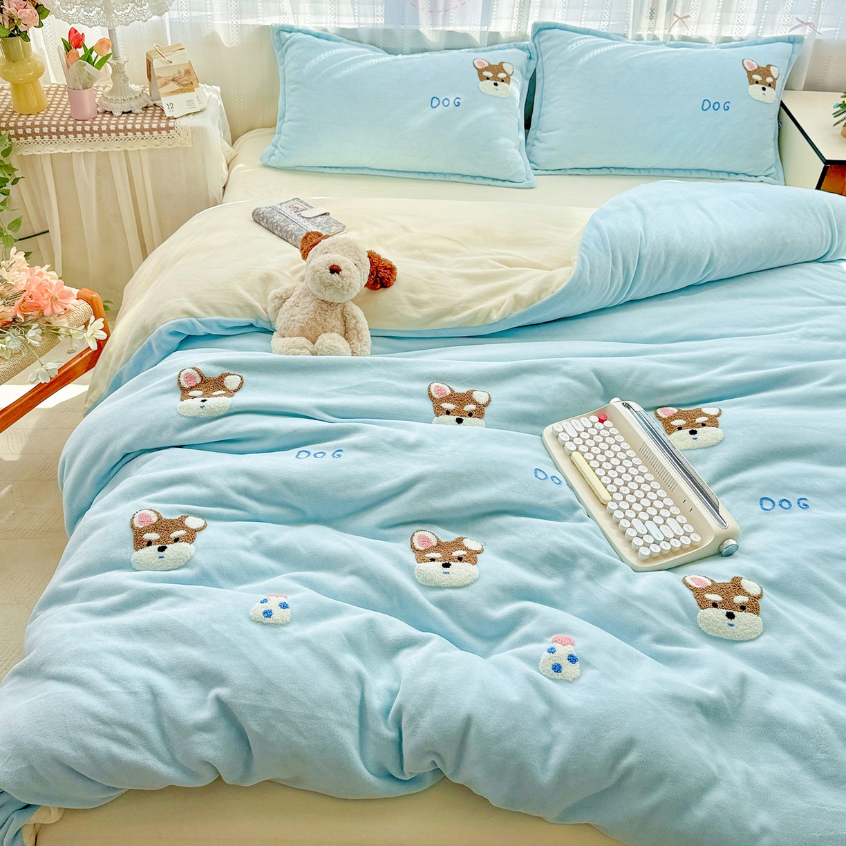 KT猫直营店 2025新款高克重大版毛巾绣牛奶绒卡通四件套 博士小狗