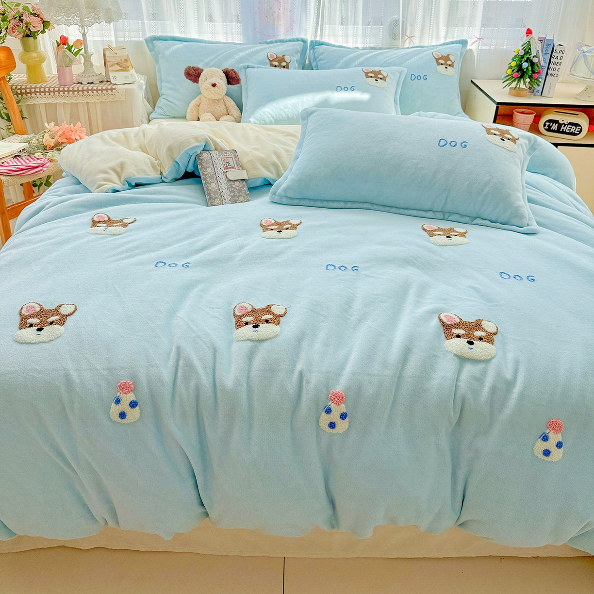 91家纺网 家纺一手货源 找家纺 KT猫直营店 2025新款高克重大版毛巾绣牛奶绒卡通四件套 博士小狗