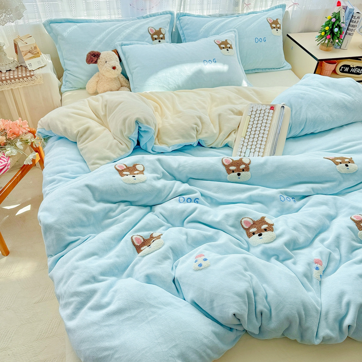 91家纺网 家纺一手货源 找家纺 KT猫直营店 2025新款高克重大版毛巾绣牛奶绒卡通四件套 博士小狗