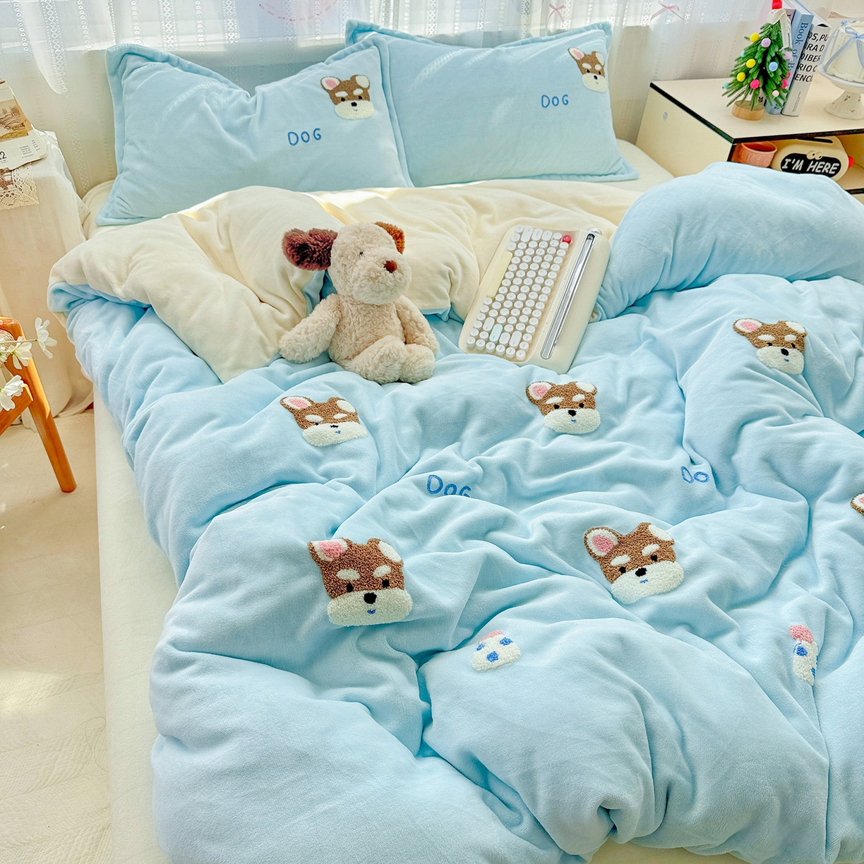 91家纺网 家纺一手货源 找家纺 KT猫直营店 2025新款高克重大版毛巾绣牛奶绒卡通四件套 博士小狗