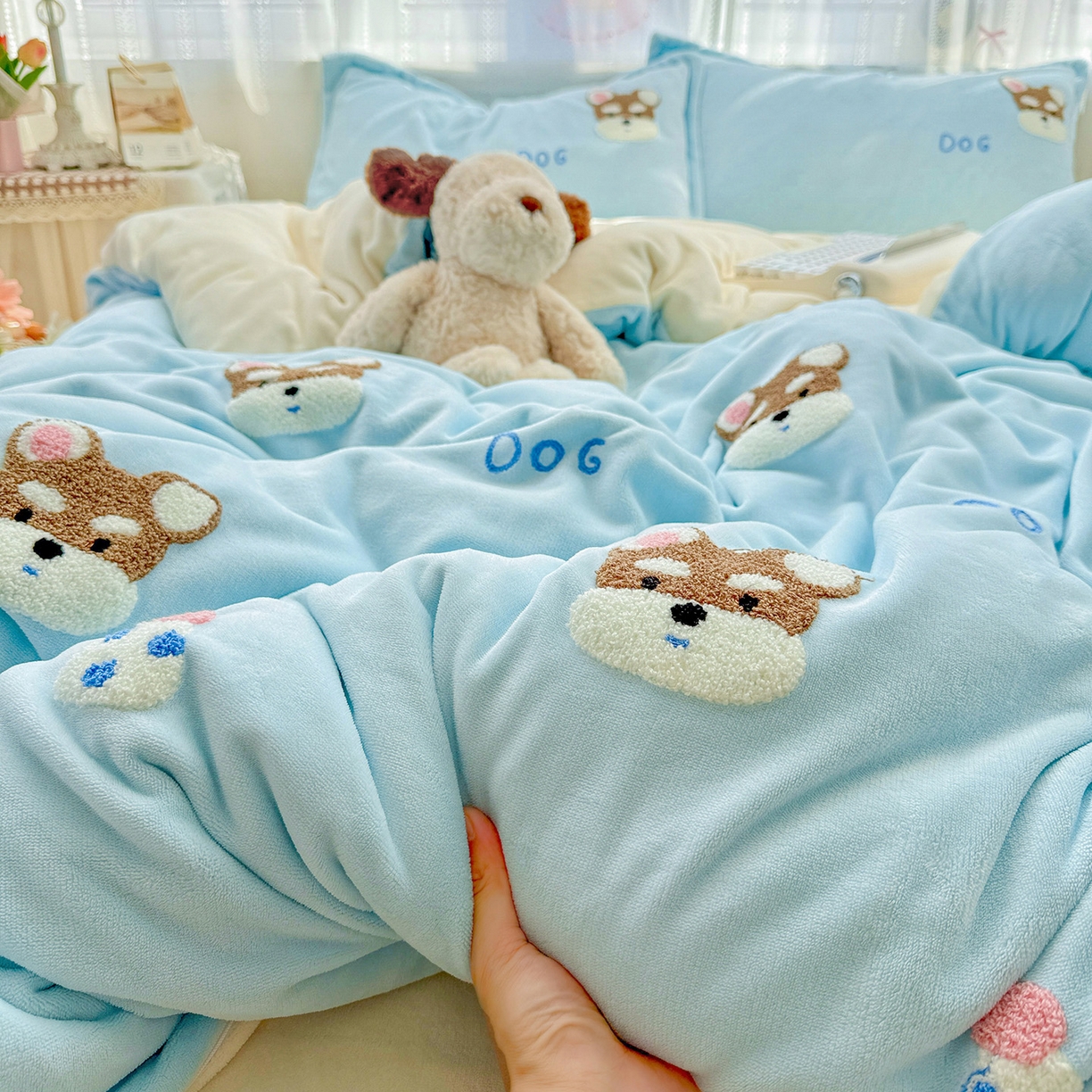 91家纺网 家纺一手货源 找家纺 KT猫直营店 2025新款高克重大版毛巾绣牛奶绒卡通四件套 博士小狗