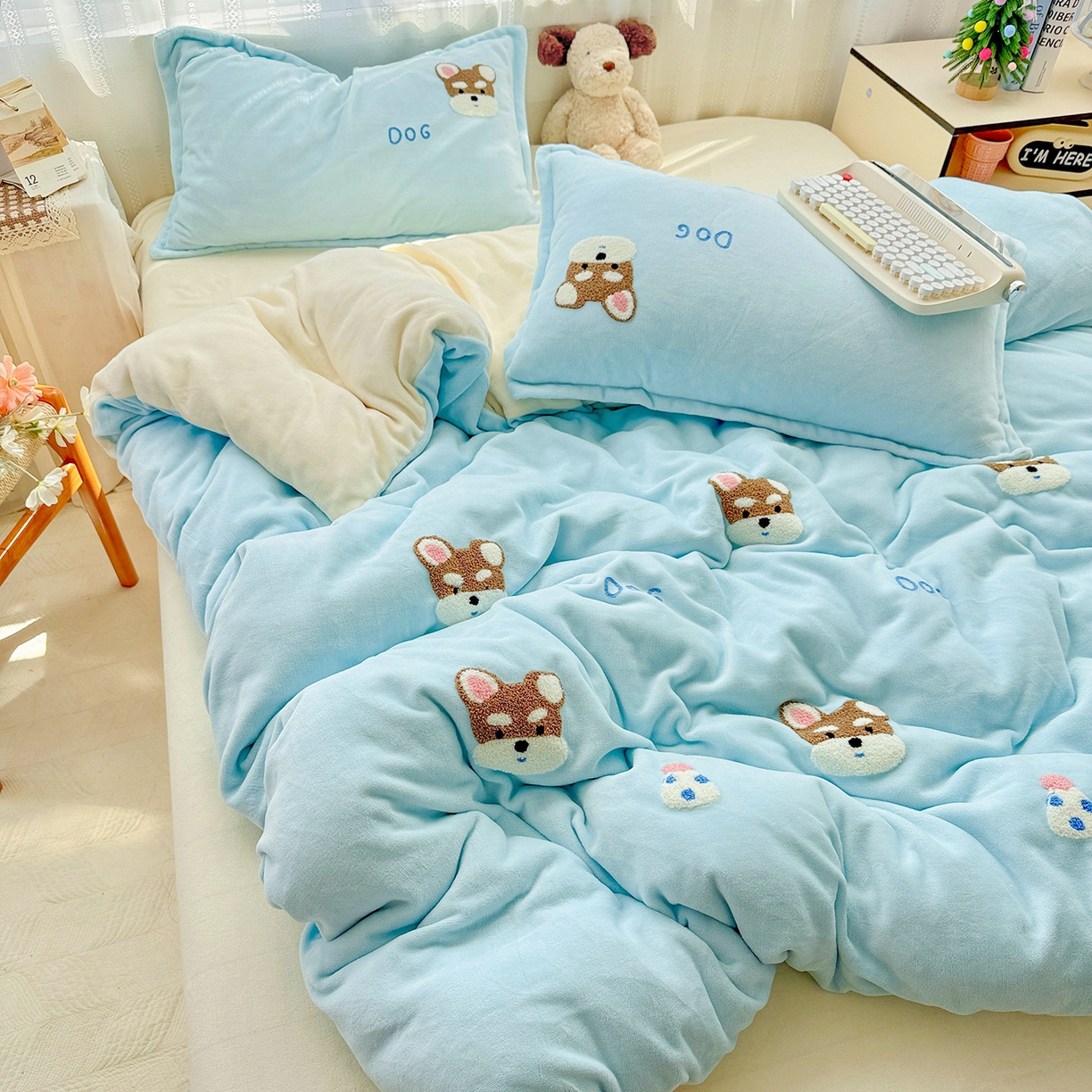 91家纺网 家纺一手货源 找家纺 KT猫直营店 2025新款高克重大版毛巾绣牛奶绒卡通四件套 博士小狗