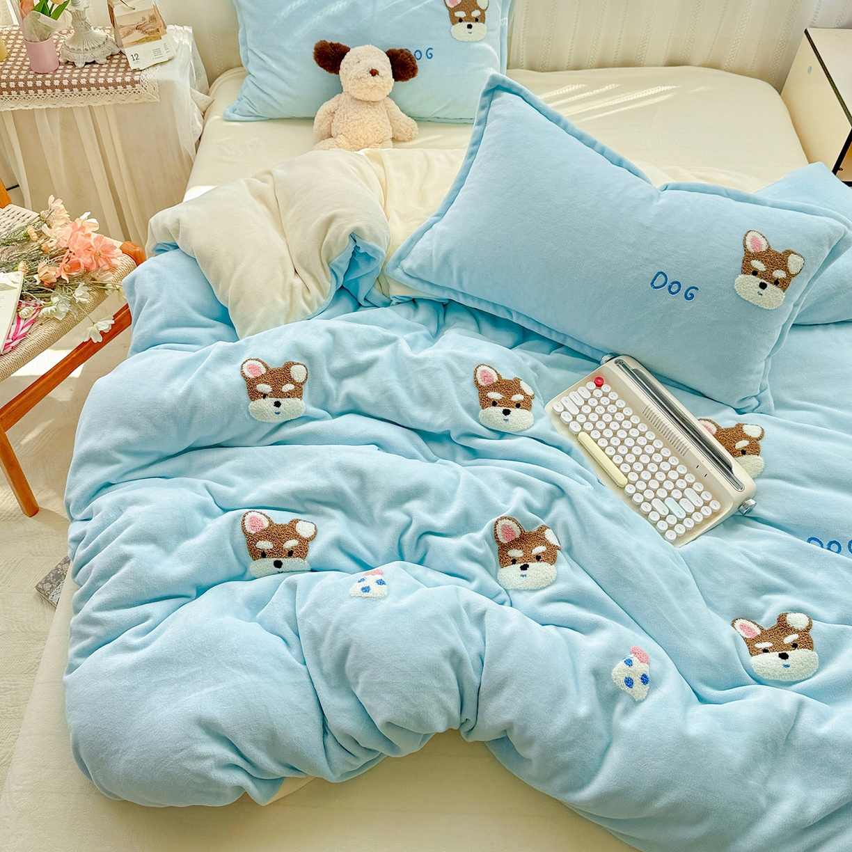 91家纺网 家纺一手货源 找家纺 KT猫直营店 2025新款高克重大版毛巾绣牛奶绒卡通四件套 博士小狗