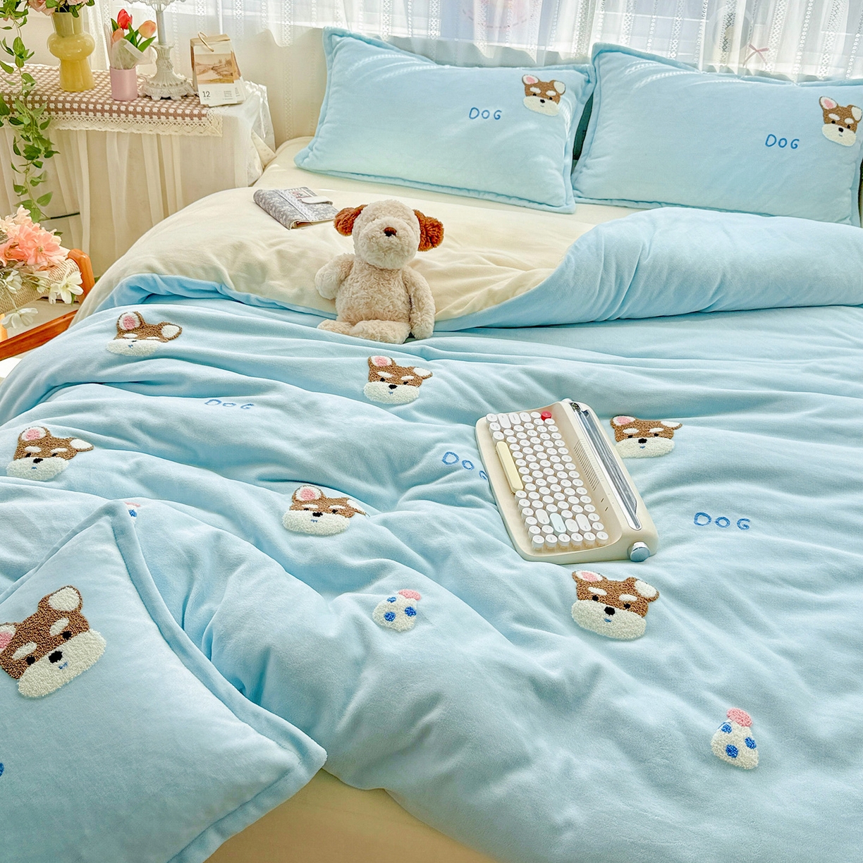 91家纺网 家纺一手货源 找家纺 KT猫直营店 2025新款高克重大版毛巾绣牛奶绒卡通四件套 博士小狗