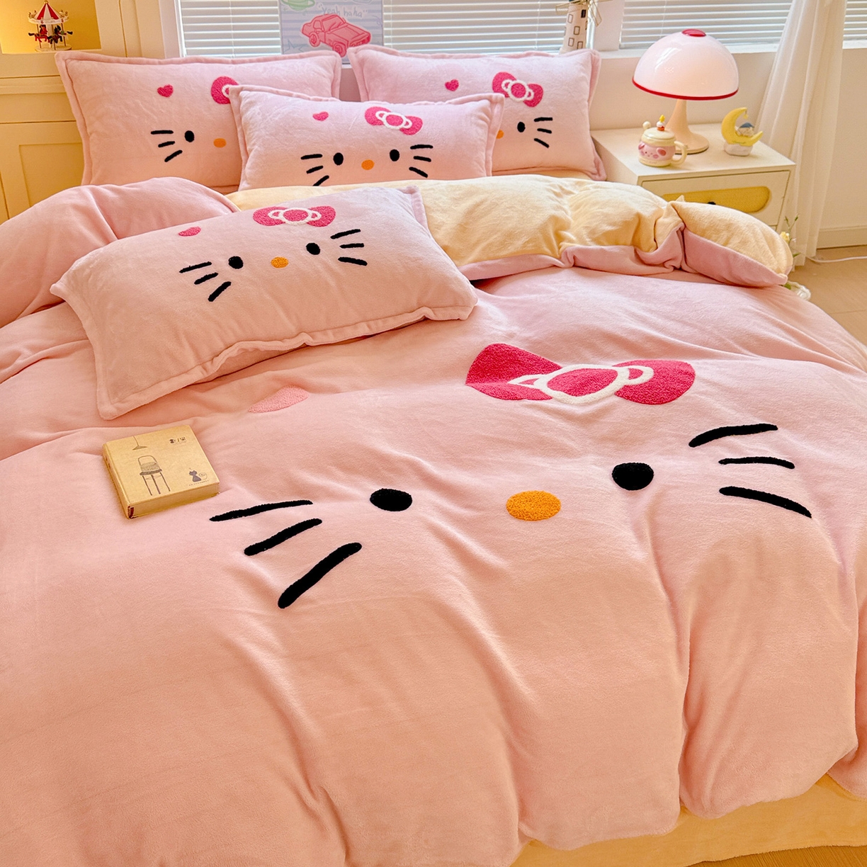 91家纺网 家纺一手货源 找家纺 KT猫直营店 2025新款高克重大版毛巾绣牛奶绒卡通四件套 粉粉猫