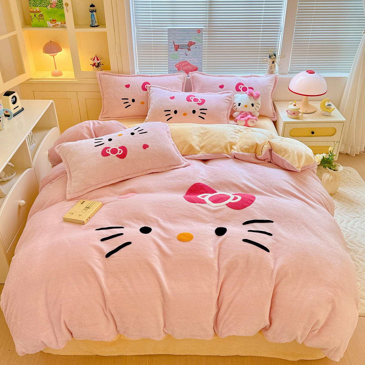 91家纺网 家纺一手货源 找家纺 KT猫直营店 2025新款高克重大版毛巾绣牛奶绒卡通四件套 粉粉猫