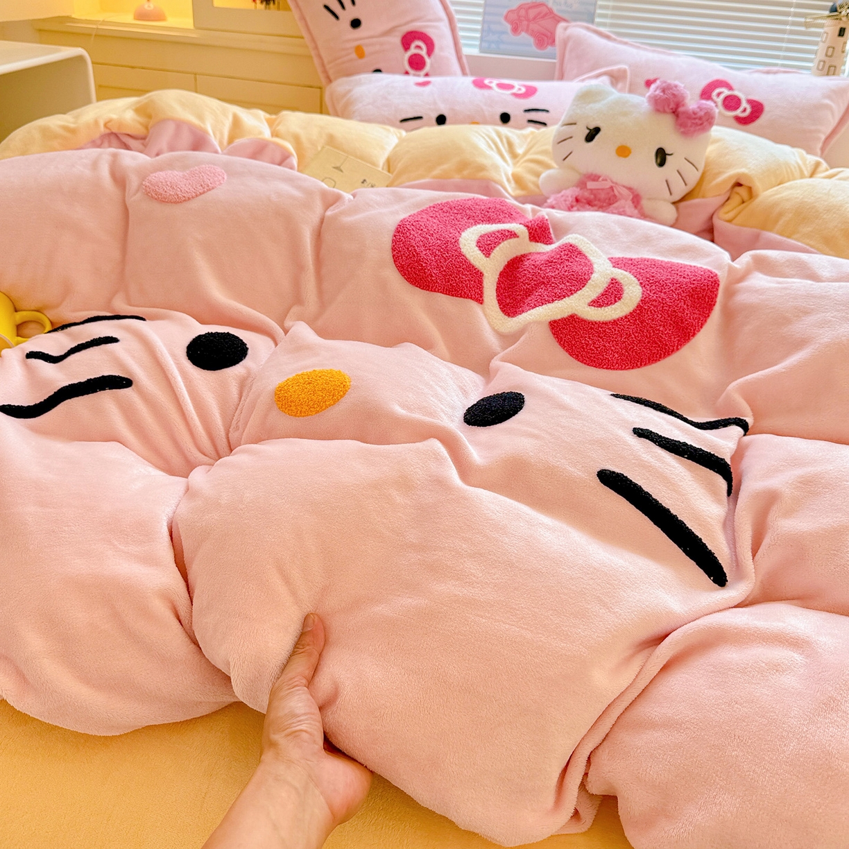 91家纺网 家纺一手货源 找家纺 KT猫直营店 2025新款高克重大版毛巾绣牛奶绒卡通四件套 粉粉猫