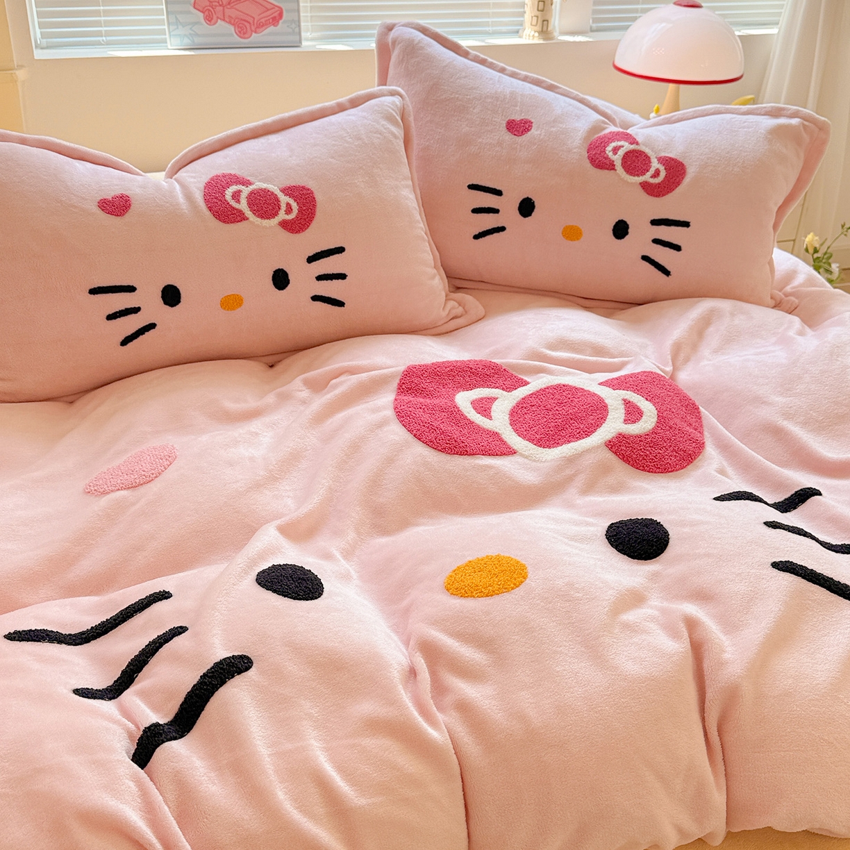 91家纺网 家纺一手货源 找家纺 KT猫直营店 2025新款高克重大版毛巾绣牛奶绒卡通四件套 粉粉猫