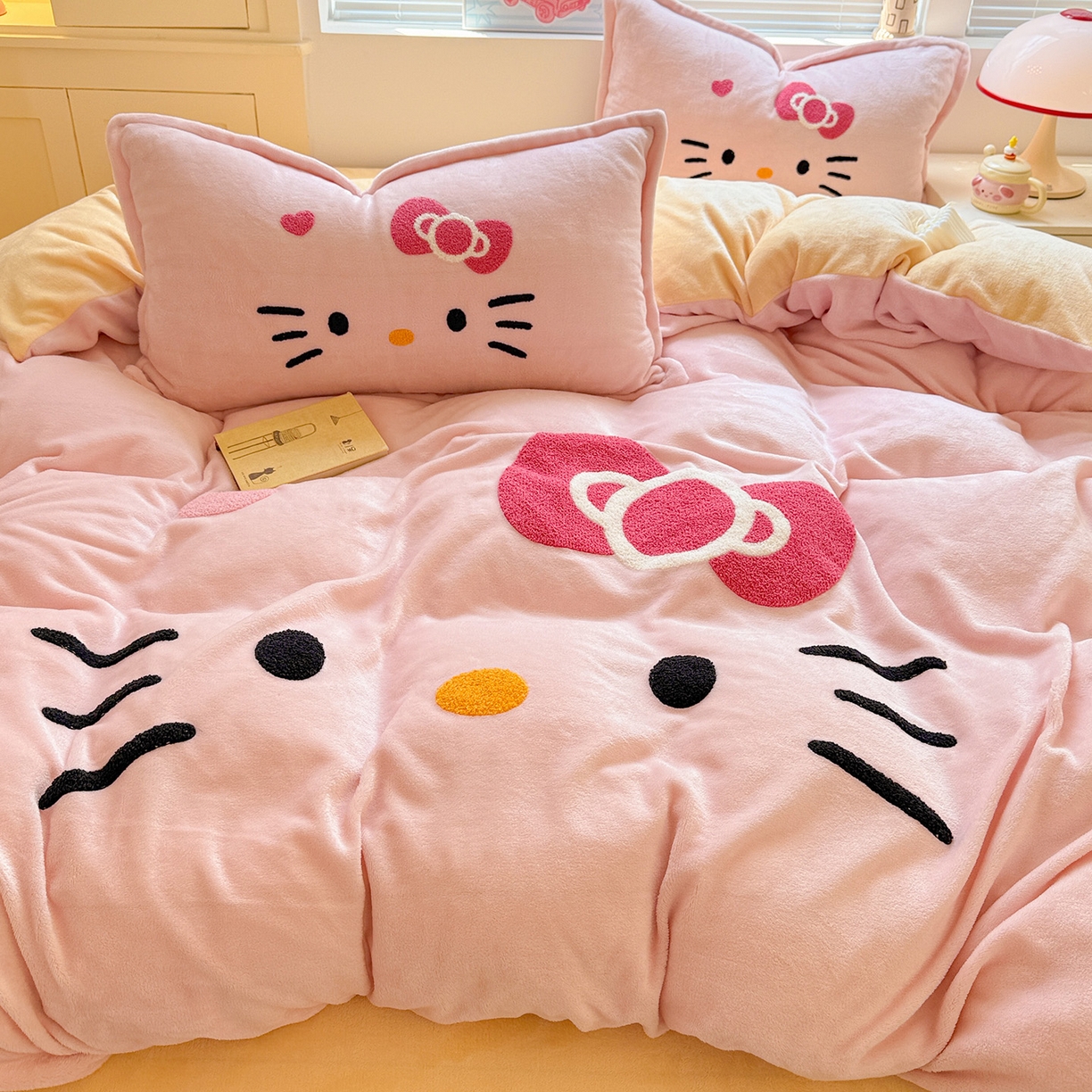 91家纺网 家纺一手货源 找家纺 KT猫直营店 2025新款高克重大版毛巾绣牛奶绒卡通四件套 粉粉猫