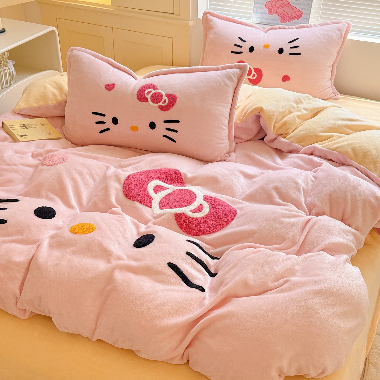 91家纺网 家纺一手货源 找家纺 KT猫直营店 2025新款高克重大版毛巾绣牛奶绒卡通四件套 粉粉猫