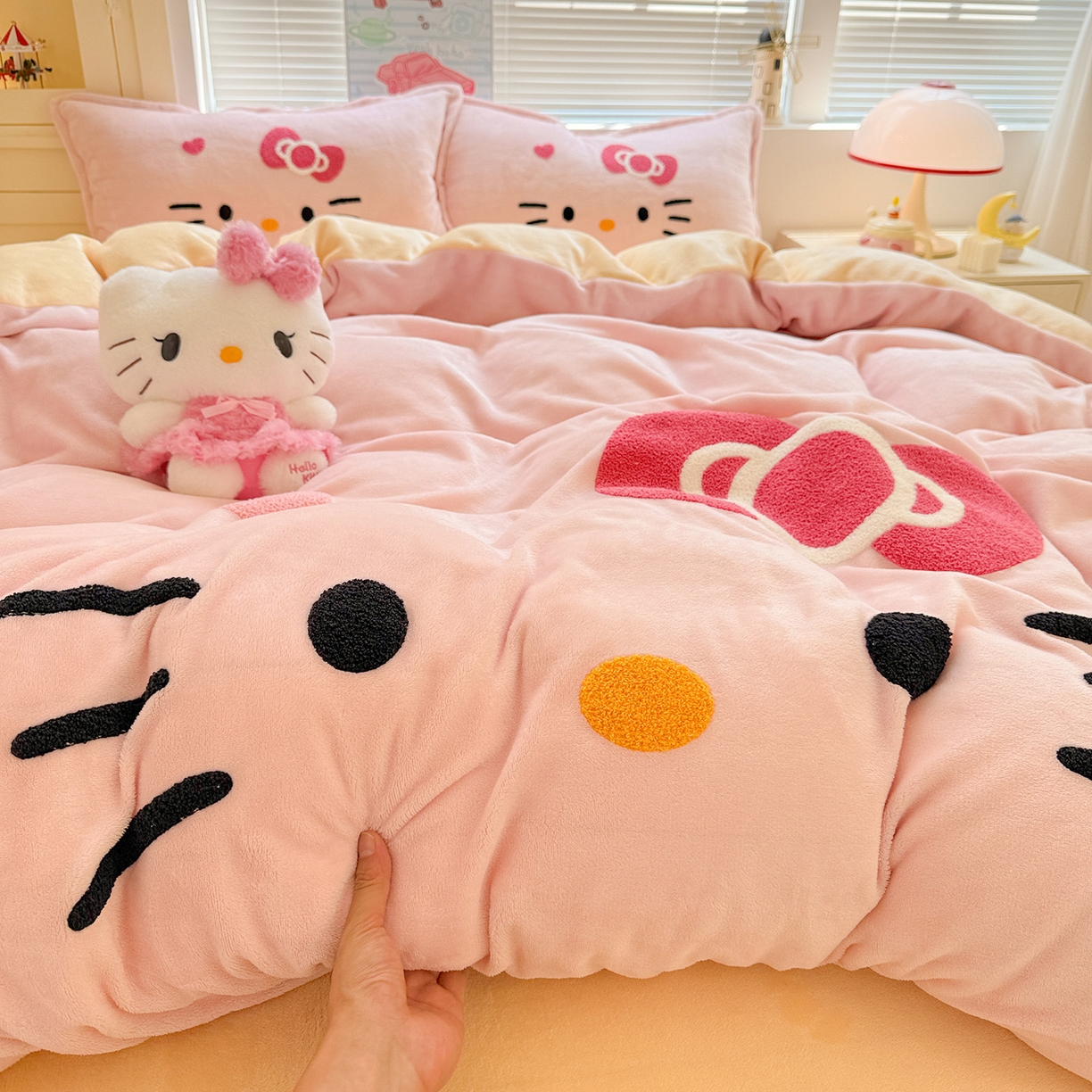 91家纺网 家纺一手货源 找家纺 KT猫直营店 2025新款高克重大版毛巾绣牛奶绒卡通四件套 粉粉猫
