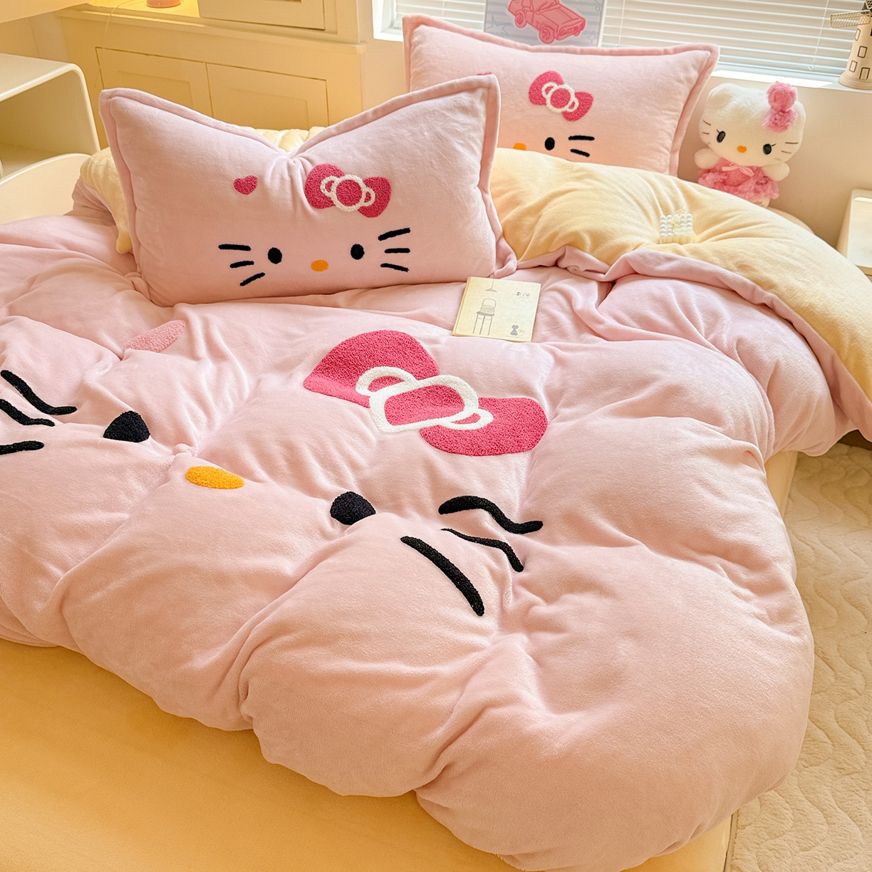 91家纺网 家纺一手货源 找家纺 KT猫直营店 2025新款高克重大版毛巾绣牛奶绒卡通四件套 粉粉猫