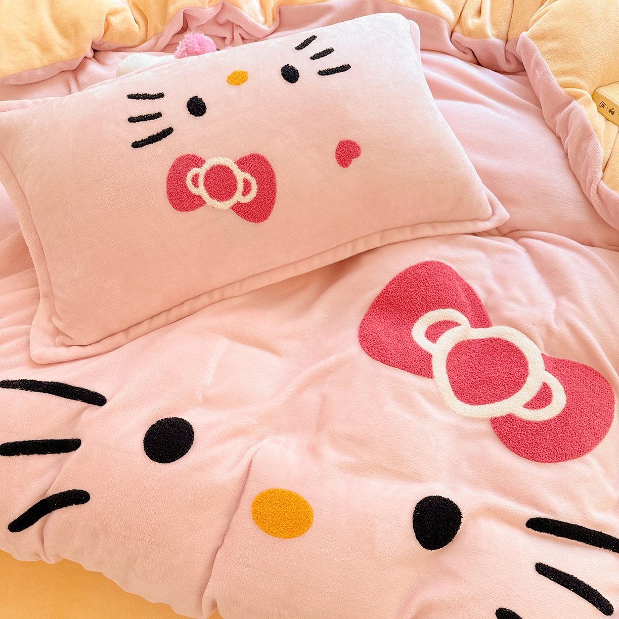91家纺网 家纺一手货源 找家纺 KT猫直营店 2025新款高克重大版毛巾绣牛奶绒卡通四件套 粉粉猫